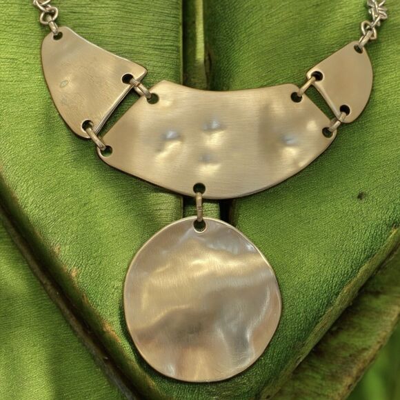 CHICO'S STUNNING HAMMERED GOLD NECKLACE NWTS - Picture 1 of 15